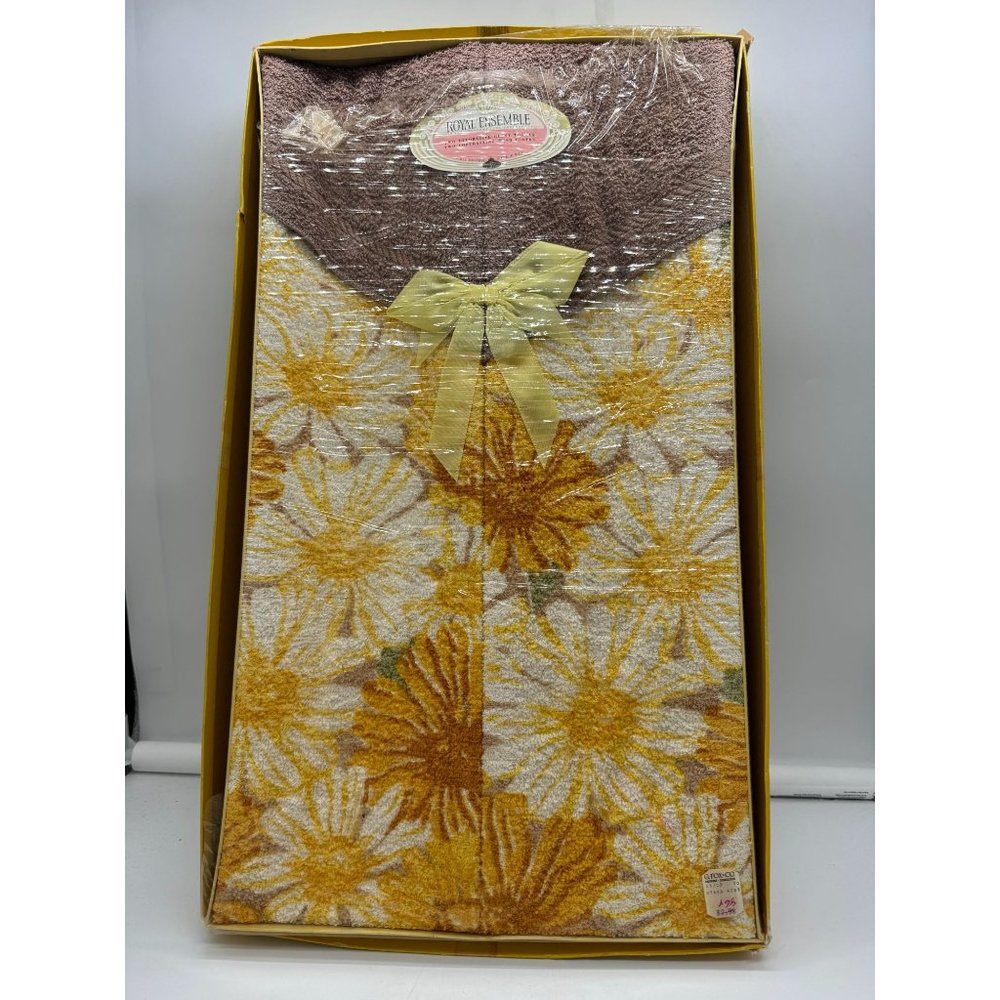 NOS Vintage Royal Ensemble Towel and Washcloth Set Daisy Flower Power